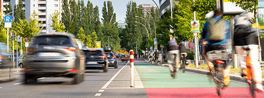 Auto- und Fahrrad-Verkehr in einer Stadt