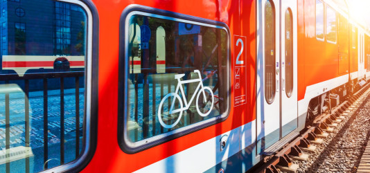 Eine S-Bahn mit einem Fahrradschild am fenster