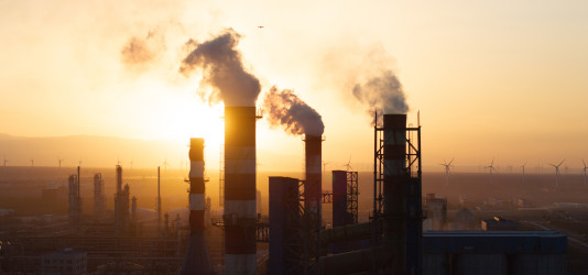 Weitsicht-Kulisse in der Abendsonne mit einer Industrieanlage