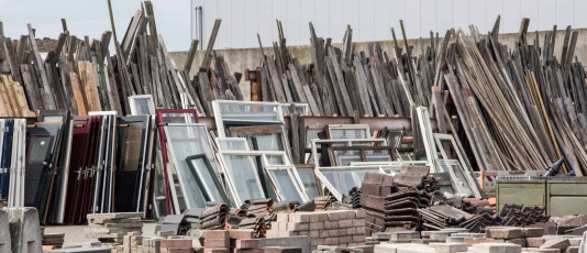 Fensterrahmen und Ziegelsteine