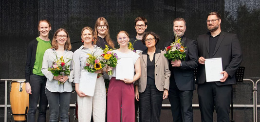 Die Preisträger*innen des Nachhaltigkeitspreises 2025 der BUW (von links): Nachhaltigkeitsreferentin Julia Schumacher (BUW), Dana Braß (BUW), Prof. Dr. Theda Radtke (BUW), Kristin Krebs (BUW), Aileen Richter (Wuppertal Institut), Julius Merkens (TransZent), Prorektorin Prof. Dr. Rita Casale (BUW), Dr. Michael Blüm (BUW) und Prof. Dr. Arne Röttger (BUW).