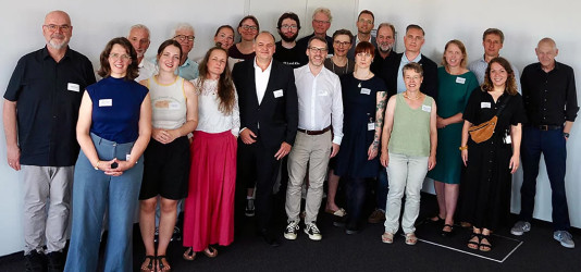 Im Austausch: Forschende des Wuppertal Instituts und das TEAM Nachhaltigkeit trafen sich mit Staatssekretär Viktor Haase (9. v. l.) und Abteilungsleiterin Alexandra Landsberg (5. v. r.) aus dem Ministerium für Umwelt, Naturschutz und Verkehr des Landes NRW sowie Prof. Dr.-Ing. Manfred Fischedick, Präsident und wissenschaftlicher Geschäftsführer des Wuppertal Instituts (rechts im Bild). 