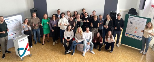 Studierende der HHU in der Aula des Wuppertal Instituts, gemeinsam mit Dr. Dorothea Schostok vom Ministerium für Umwelt, Naturschutz und Verkehr NRW, Claudia Bethke vom Heine-Center for Sustainable Development, Prof. Dr. Gottfried Vosgerau von der HHU sowie Mona Treude und Sina Diersch vom Wuppertal Institut. 